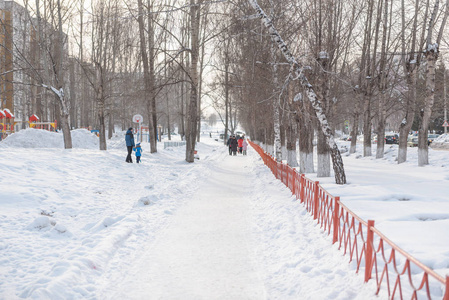 俄罗斯城市冬季景观。 雪下的城市。 冬天在街上。 西伯利亚的城市。 街上有很多雪。