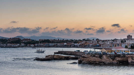 Cabo de Palos观西班牙穆尔西亚地区科斯塔卡利达海岸线上的港口