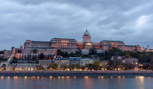 布达城堡俯瞰布达佩斯多瑙河。 4.现在是傍晚时分，城堡里灯火通明，河上的灯光照得很亮