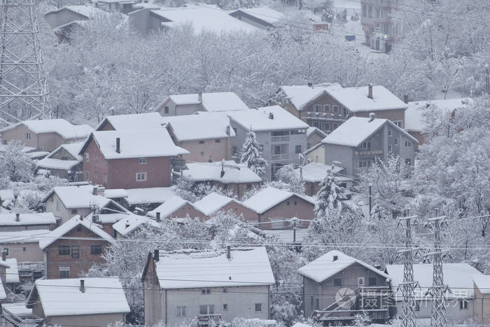 美丽的冬天,房子和建筑物的屋顶覆盖着大雪. 在下雪的