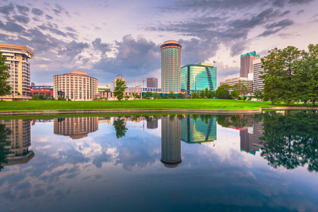 圣路易斯，密苏里州，美国城市景观黎明与水反射。