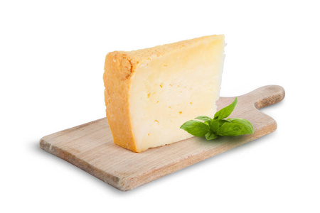 白色背景上隔离的木板上的一块奶酪