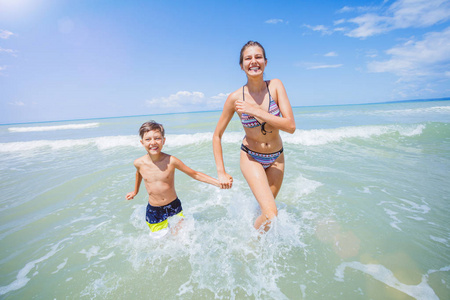 快乐的孩子们在热带海滩上享受乐趣