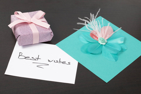 手工贺卡。 用丝带系在包装纸上的礼物。 原始礼物。