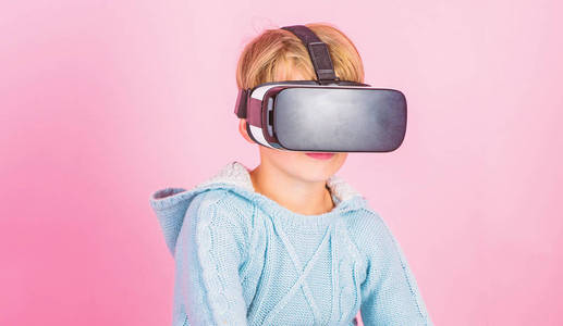 虚拟现实未来技术。发现虚拟现实。男孩穿虚拟现实眼镜粉红色背景。孩子男孩玩虚拟现实游戏。探索另类现实。网络空间与虚拟游戏