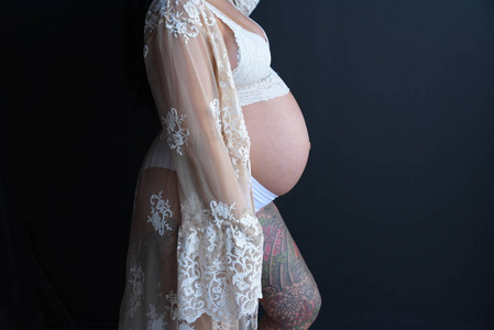 女人怀孕的妻子穿着白色衣服