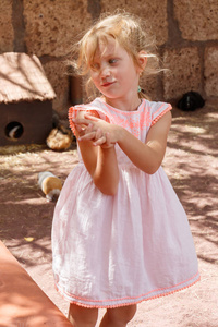 小女孩和豚鼠玩