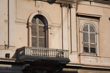 建筑与旧木窗中世纪建筑细节。 意大利