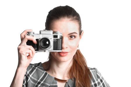 特写一个年轻漂亮女孩的肖像，在一个复古相机上拍照，隔离在白色背景上。