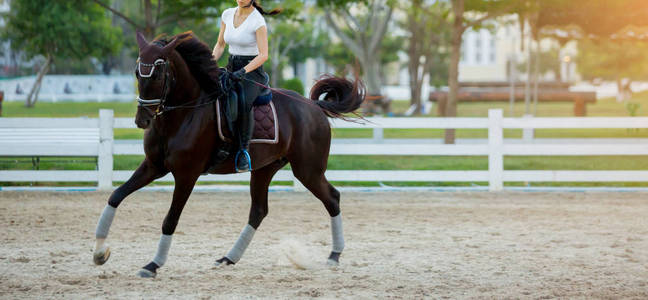 骑马的女人。 年轻女子喜欢骑马。