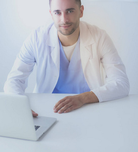 医生的肖像, 笔记本电脑坐在桌上的医疗室