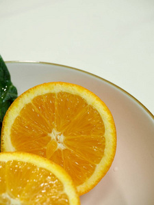 陶瓷碗里的橘子和菠菜图片
