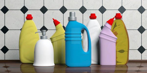清洁用品。 各种空白无名称塑料瓶与洗涤剂瓷砖墙背景。 三维插图