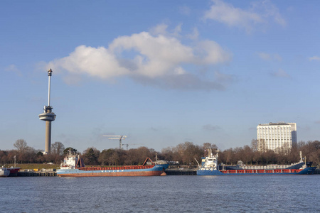 从河畔看10月的晴天鹿特丹的欧马卡斯特和城市景观