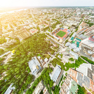 与空中城市景观 十字路口 道路 房屋 建筑物 公园及停车场。阳光灿烂的夏天全景图像