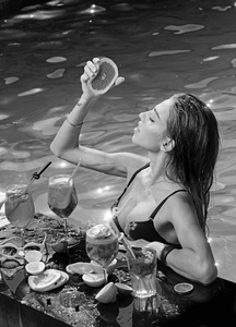 鸡尾酒与水果在的女孩在马尔代夫的游泳池。喝新鲜的维生素汁, 饮食。泳池派对可在水疗度假村放松身心。时尚的女人与刷新酒精在迈阿