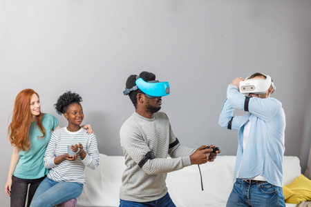 国际学生一起享受虚拟现实的眼镜