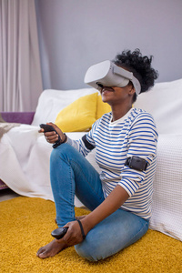 非洲妇女在家中使用带有遥控器的 vr 眼镜观看视频