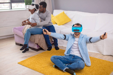 多种族的朋友群体在3d 虚拟现实护目镜上尝试乐趣