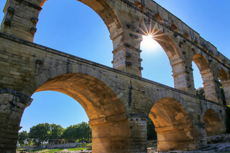 法国南部有太阳爆炸的高架桥。 它是所有高架罗马渡槽中最高的。