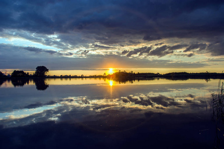 日落湖上，美丽的云彩在天空中，夜景