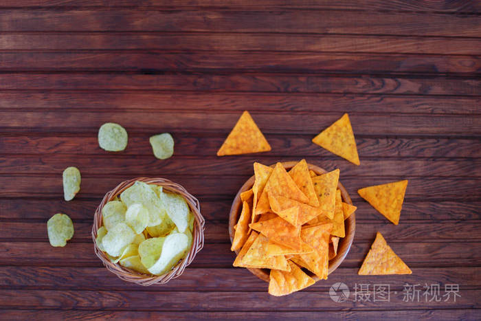 纳乔什玉米和薯片在质朴的木制背景。从上面的