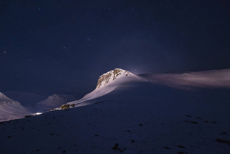 挪威风景冰天雪地的城市景观斯皮茨伯根长年平原山斯瓦尔巴北冰洋冬季极地夜景从上面。