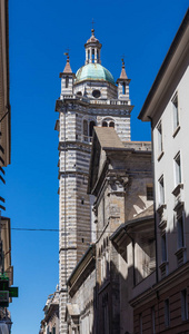 意大利热那亚街头缺口天主教大教堂塔