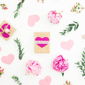 白色背景上粉红色牡丹玫瑰和桉树枝和礼物的图案。 爱情作文。 平躺式顶部视图