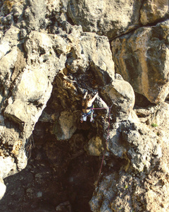 女孩攀岩者爬上悬崖上艰难的路线。