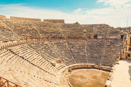 全景古格列柯罗马城。土耳其帕穆卡莱的希拉波利斯古城古老圆形剧场遗址。欧洲被毁的古城。是土耳其最受欢迎的旅游目的地