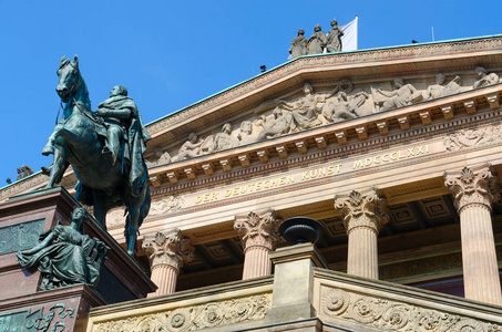 弗里德里希威尔赫姆四世1886年在柏林博物馆岛老国家美术馆入口处的马术雕像