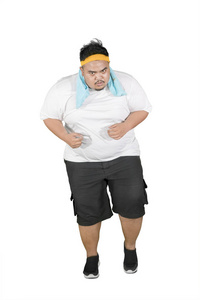 这位胖子的肖像画在画室里做跑步锻炼时看上去很累，被孤立在白色背景下