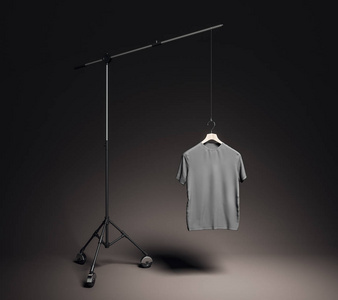 空灰色T恤在摄影棚与专业照明设备。 时尚设计和模型概念。 3D渲染