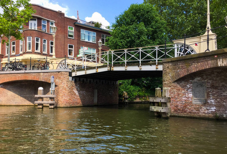 从观光船上可以看到荷兰乌得勒支的一座桥老运河和美丽的建筑