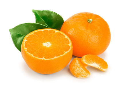 橙色果子半与叶子查出在白色背景