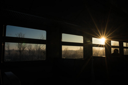 火车上的窗户让人想起电影，每扇窗户都有一个独立的框架，有自己的故事