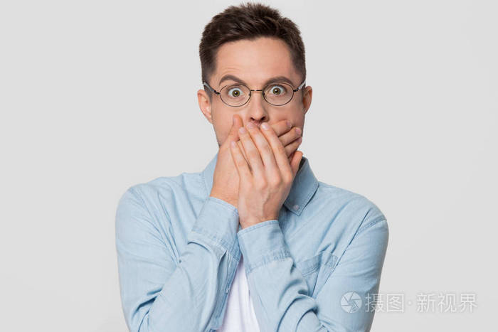惊魂未定的人用双手捂住嘴惊讶地脸上覆盖着嘴巴