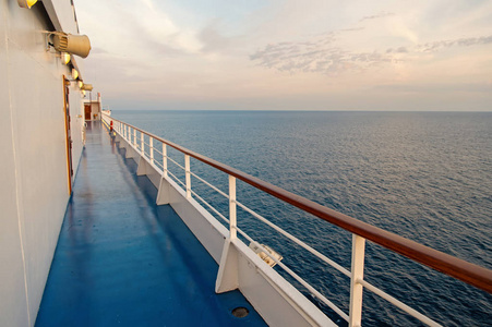 船板在迈阿密, 美国在蓝色海。船上田园诗般的海景。水旅行, 航程, 旅程。暑假, 流浪。探险, 发现, 旅行