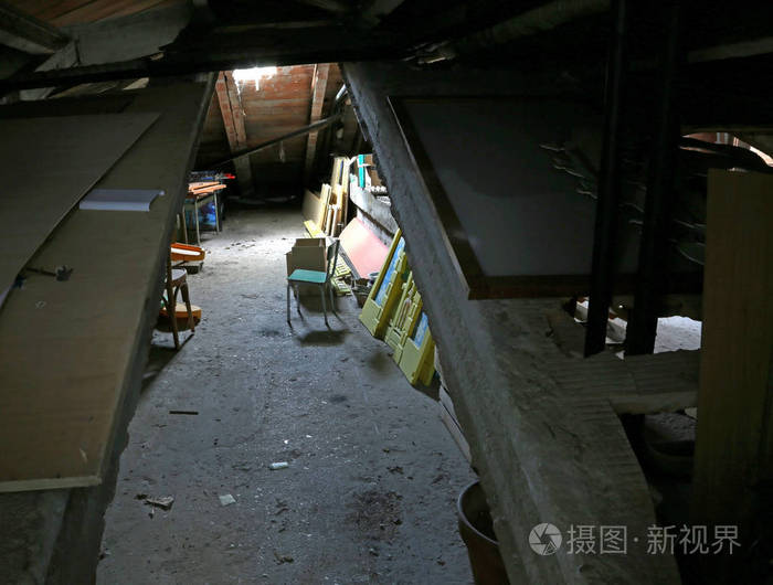 在学校的一个尘土飞扬的阁楼里,有许多旧玩具