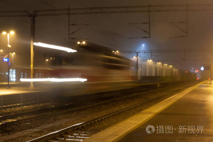 火车在车站夜间活动长曝光照片