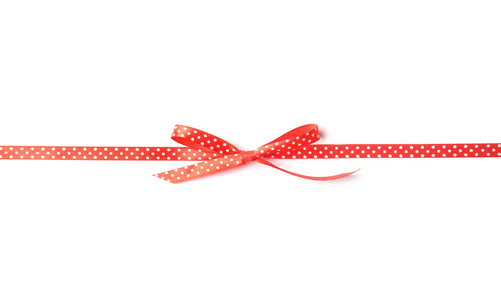 白色背景上有蝴蝶结的红色丝带。 节日装饰