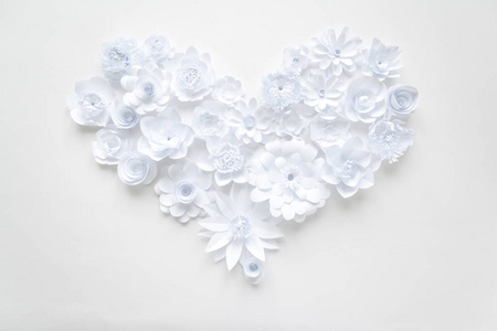 白色背景上白色纸花的心脏。 爱的概念