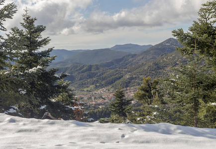 在一个阳光明媚的冬日，一个多山的乡村的Dyrrachi村阿卡迪亚佩罗奔尼撒希腊山脉泰格图斯。