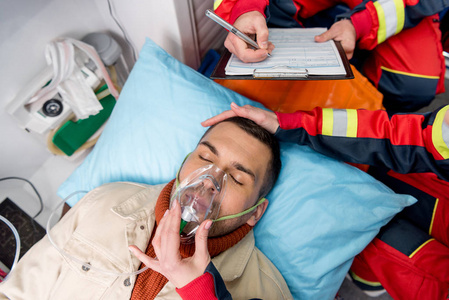 氧气罩中昏迷病人的俯视图图片