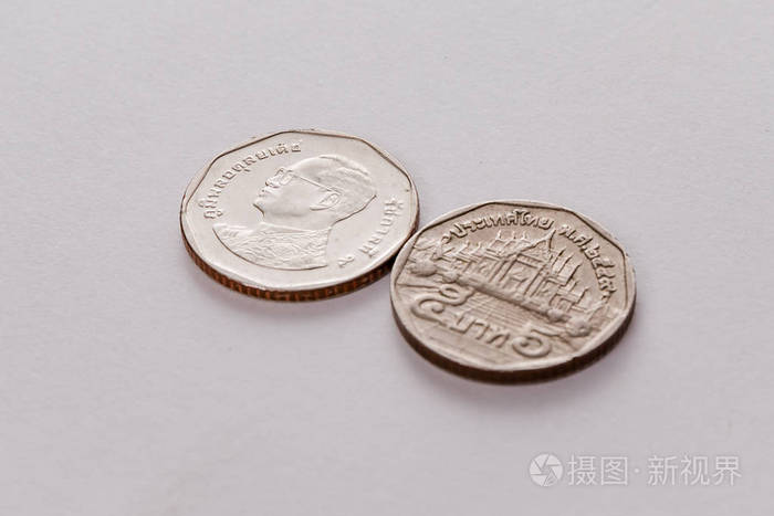 白色背景下的泰国硬币5泰铢. 泰国国家货币.