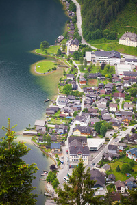 鸟瞰美丽的城市霍尔斯塔特在奥地利的湖泊在山上。