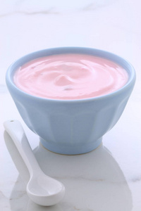 美味的法国奶油式酸奶，所有的水果混合在过程中。 复古意大利卡拉拉大理石复古造型。