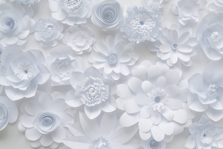 白色背景上的白纸花。 从纸上剪下来的花背景