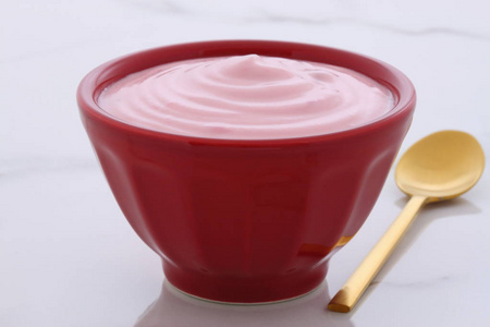 美味的慢煮希腊草莓酸奶，有很多水果和蛋白质。 适合你的减肥计划。